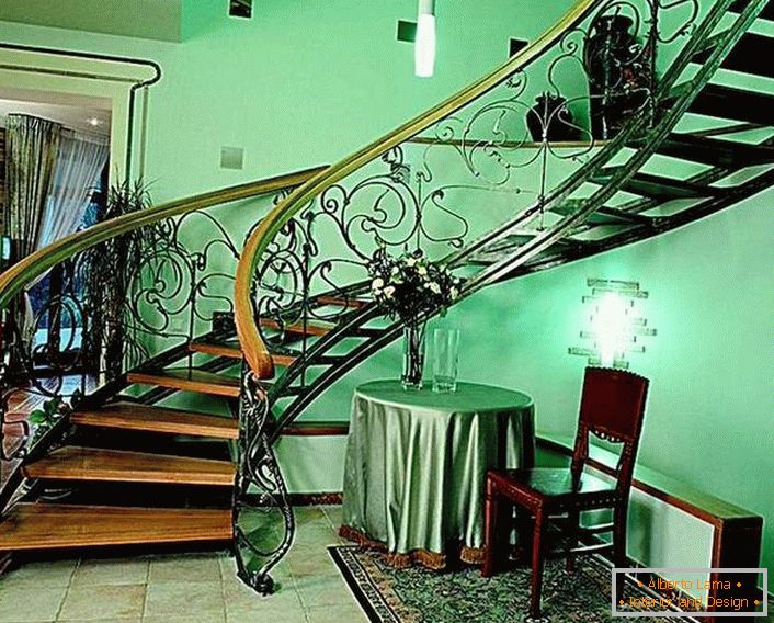 Klasičen slog v kombinaciji materialov in gladkosti linij elegantnega stopnišča.