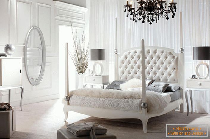 Luksuzna, elegantna spalnica v slogu Art Nouveau s pravilno izbranimi svetili. Nezadostna umetna osvetlitev ustvarja romantičen somrak v sobi.