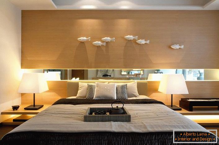 V skladu s slogom Art Nouveau za spalnico je bilo izbrano lakonsko pohištvo iz svetlega lesa. Skromna zasnova spalnice ne ovira poceni in neprivlačno notranjost. 