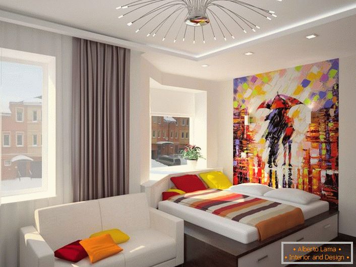 Kreativno oblikovanje spalnice v slogu Art Nouveau. Uporaba svetlečih sočnih barv omogoča udobno in toplo sobo.