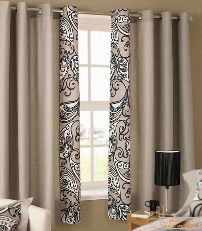 Elegantne kratke zavese svetlo vijolične barve ponovijo vzorec, ki je okrašen s posteljnim perilom v spalnici v slogu Art Nouveau.