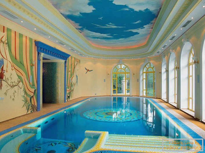 Klasika žanra - modro, globoko nebo v zračnih oblakih. Iztegnjeni stropi s fotografskim tiskanjem so še posebej harmonični, gledajo na bazen.