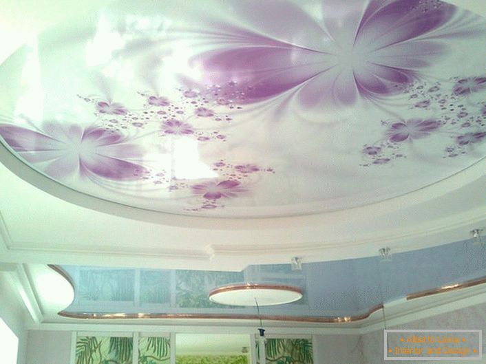 Raztegnjeni stropi s fotografskim tiskanjem so organsko združeni z ustrezno izbrano osvetlitvijo.
