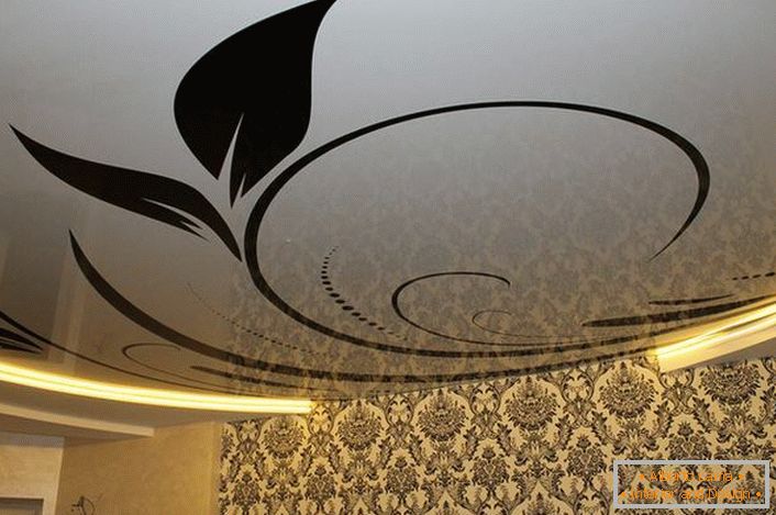 Okrasite vzorec na stropnih stropih za dnevno sobo v slogu Empire.