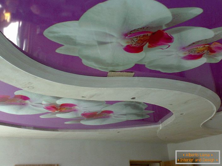 Sestava s cvetjem na stropnih stropih s fotografskim tiskanjem - zanimiva rešitev za okrasitev dnevne sobe.
