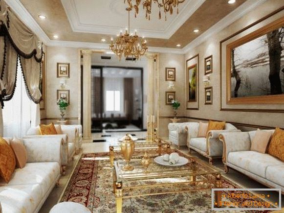 Dnevna soba z lestenci in zlato-obarvani dekor