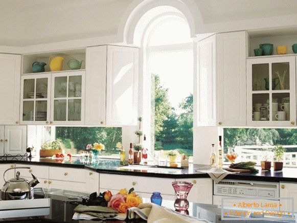 Okna v kuhinji - notranja fotografija zasebne hiše