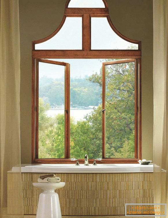 Nenavadno leseno okno v kopalnici