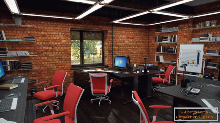 Rdeči stoli v pisarni v podstrešnem slogu izgledajo ekološko in ustvarjalno. Notranjost je čimbolj funkcionalna.