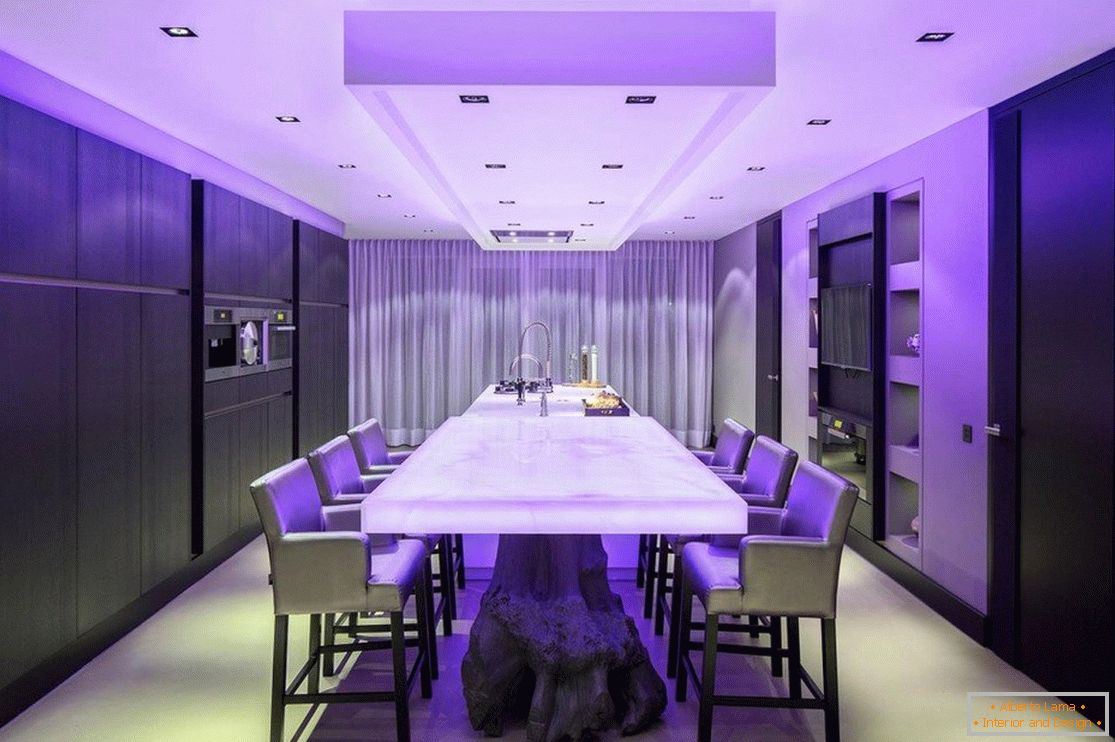 Violetna svetloba v kuhinji