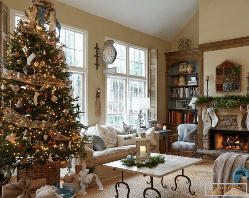Božično drevo nam poskrbimo v dnevni sobi v kaminu