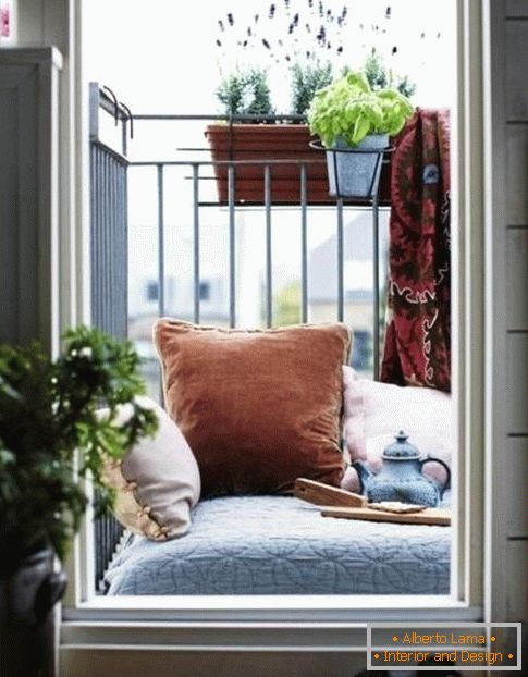 Udobna veranda na majhnem balkonu