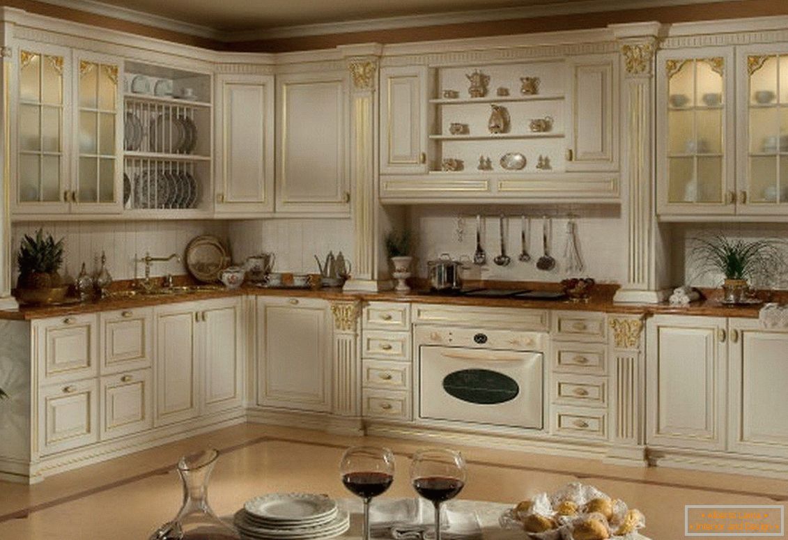 Oblikovanje klasične kuhinje v beli barvi