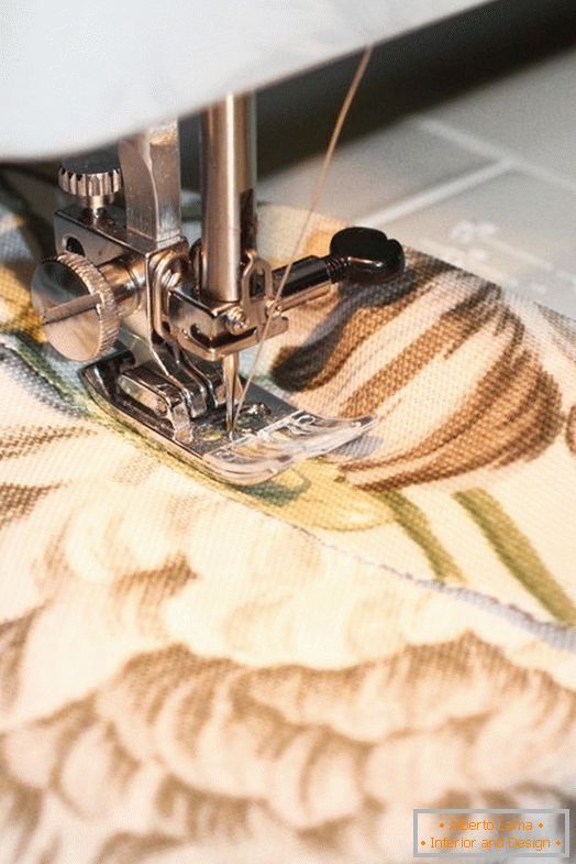 naredite šiv po robu zloženega tkanina
