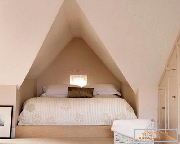 Alcove s posteljo na podstrešju