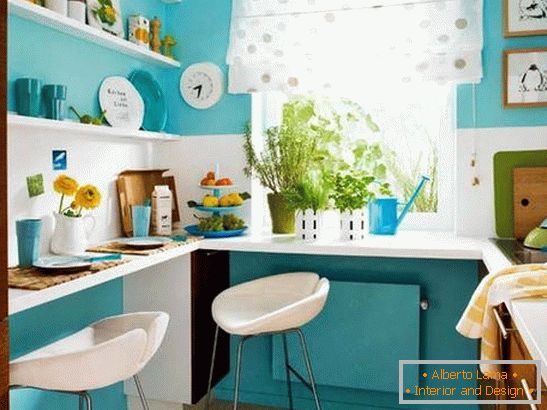 Notranjost majhne kuhinje v turkiznih barvah