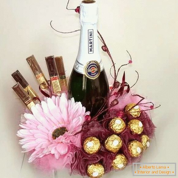 Dekor steklenice šampanjca z bonboni in cvetjem - fotografija