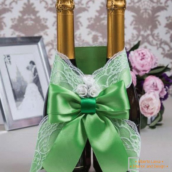 Dekor steklenice šampanjca z lastnimi rokami s satenastimi trakovi