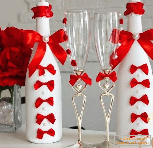 Dekor steklenice šampanjca za poroko s trakovi in ​​kroglami