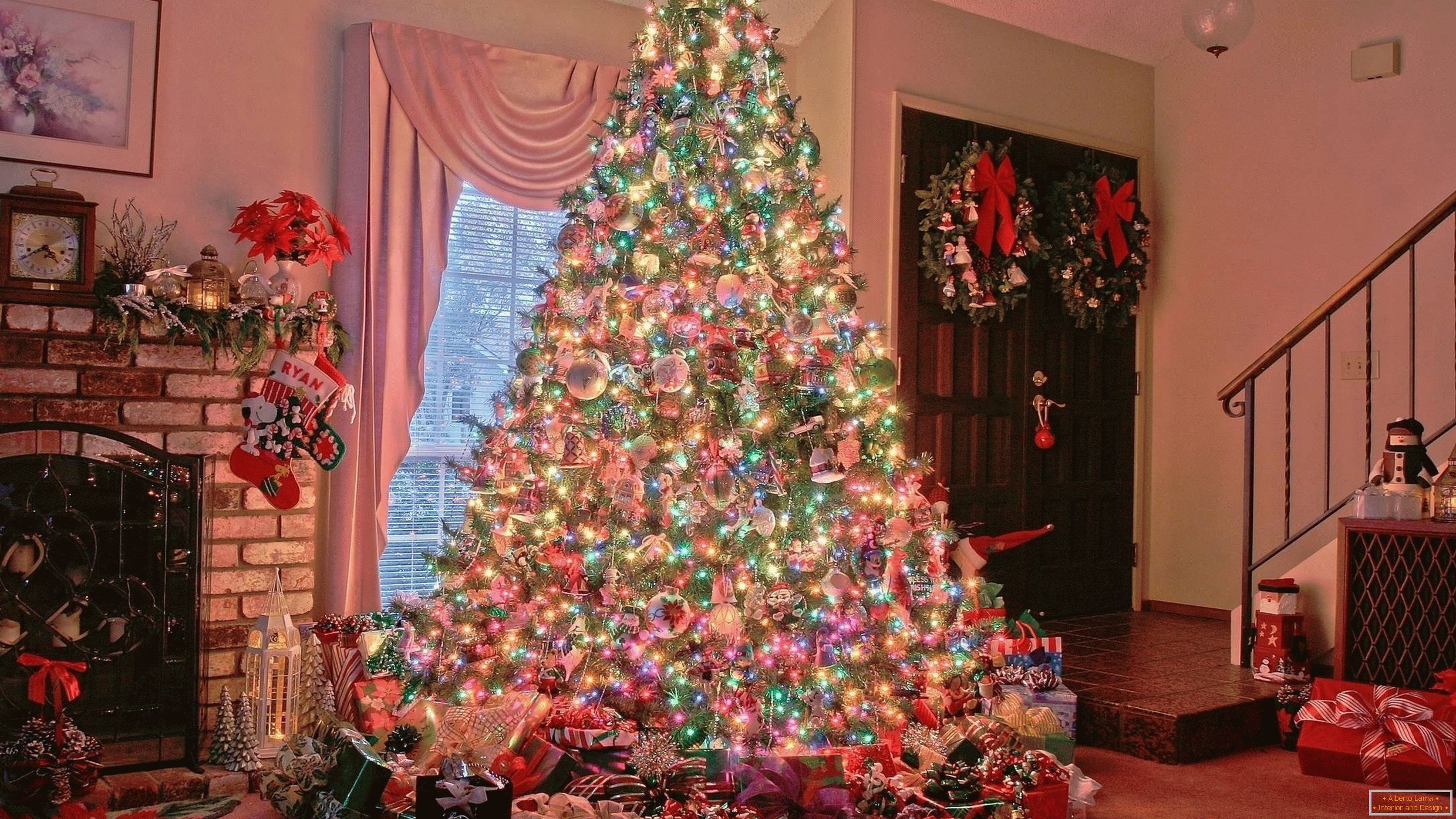 Božično drevo ob kaminu
