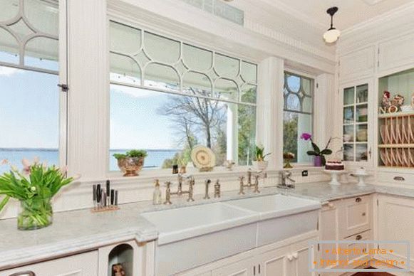 Preprosta in lepa dekoracija oken v kuhinji