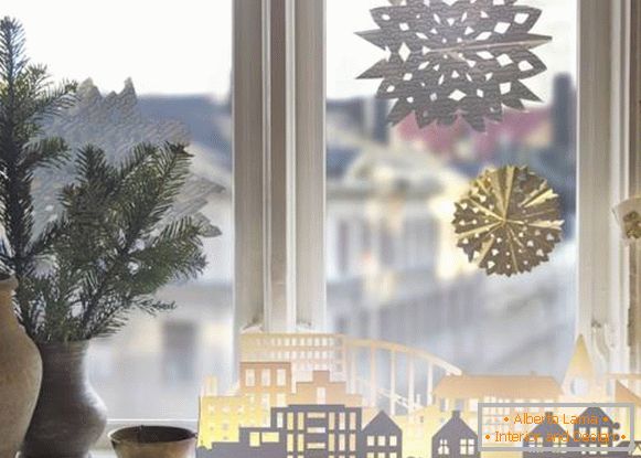 Kako okrasiti okna za Novo leto 2017 s papirjem