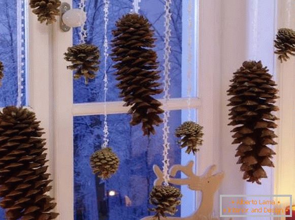 Božična dekoracija oken v notranjosti - fotografija z naravnimi materiali