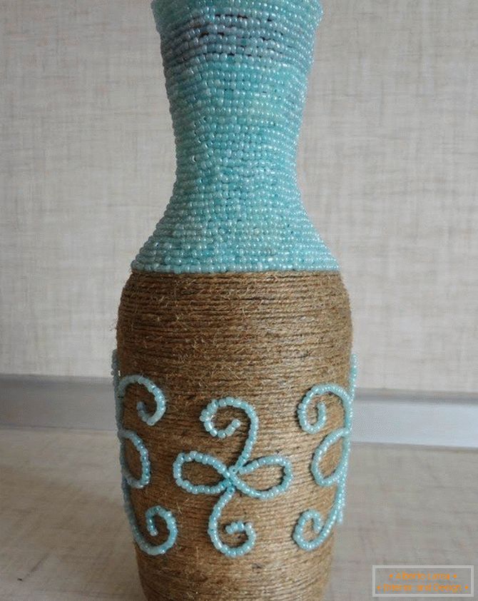 Dekoracija vaze vrvic in kroglic