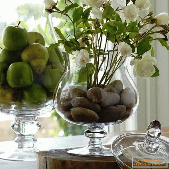 Vazna dekoracija s kamnom in sadjem