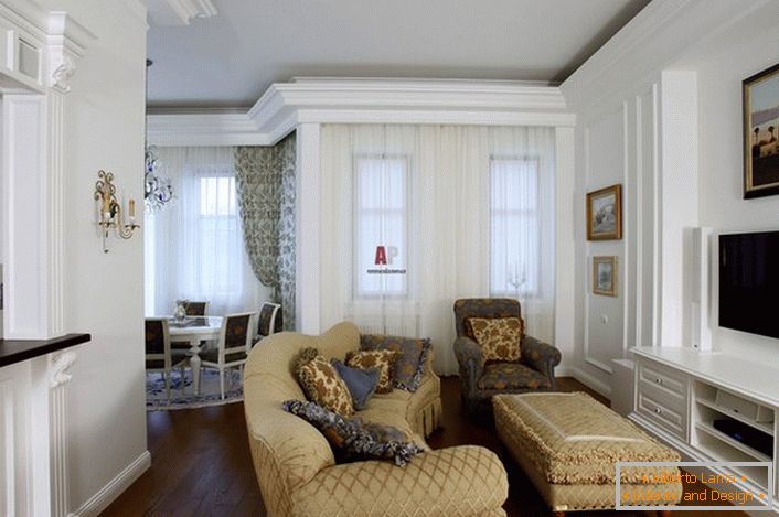 Za oblikovanje sobe za goste uporabljajte svetle barve. Pohištvo bež harmonično združuje z belo dekoracijo sten.