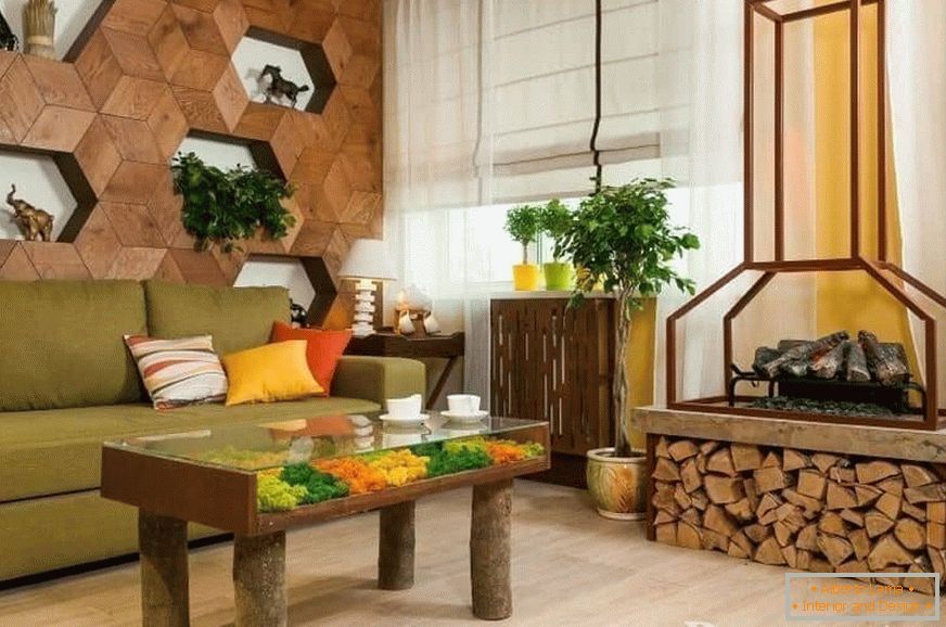 Dnevna soba v ekološkem stilu s kaminom in drovnitseyom