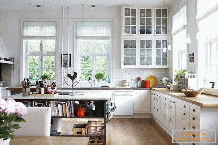 Prostrana kuhinja v skandinavskem slogu mora biti čim lažja. Prednost je dana na dnevno svetlobo, zato je kuhinja opremljena z velikimi okni z lesenimi okvirji. 