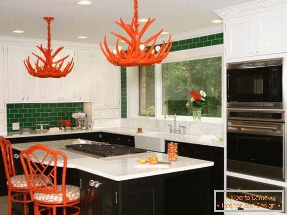 Kuhinja z zelenimi stenami in rdečim dekorjem