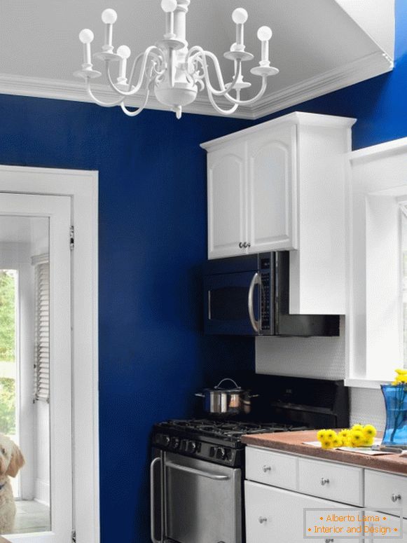 Kuhinja s svetlo modrimi zidovi
