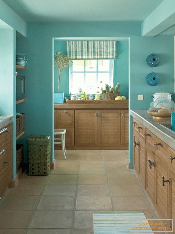 Kuhinja z modrimi stenami in stropom