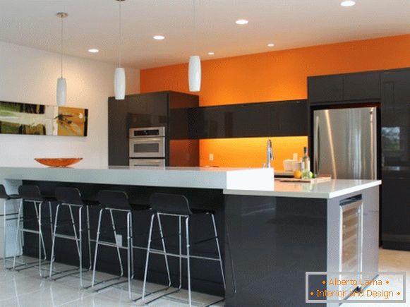 Kuhinja z oranžno steno