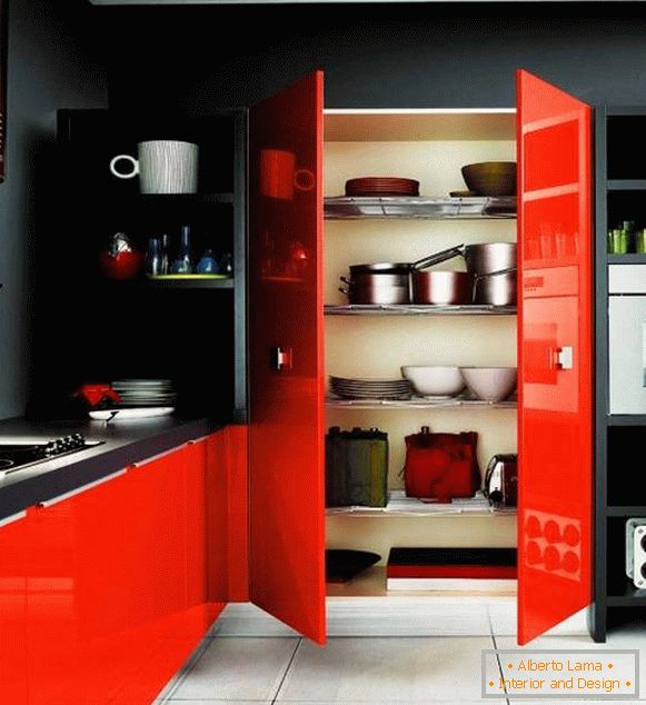 Črne stene in rdeče pohištvo v kuhinji