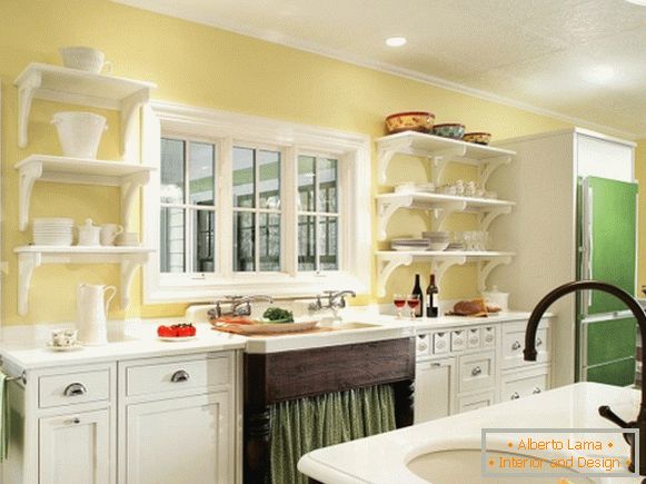 Kuhinja z rumenimi stenami in zelenim dekorjem