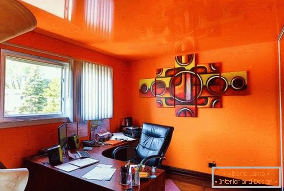 Svetla notranjost z raztegljivim stropom oranžne barve