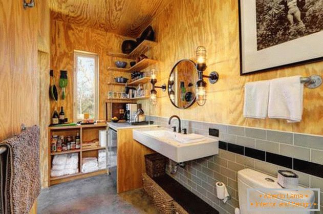 Majhna poceni lesena hiša v ZDA: туалет и кухня