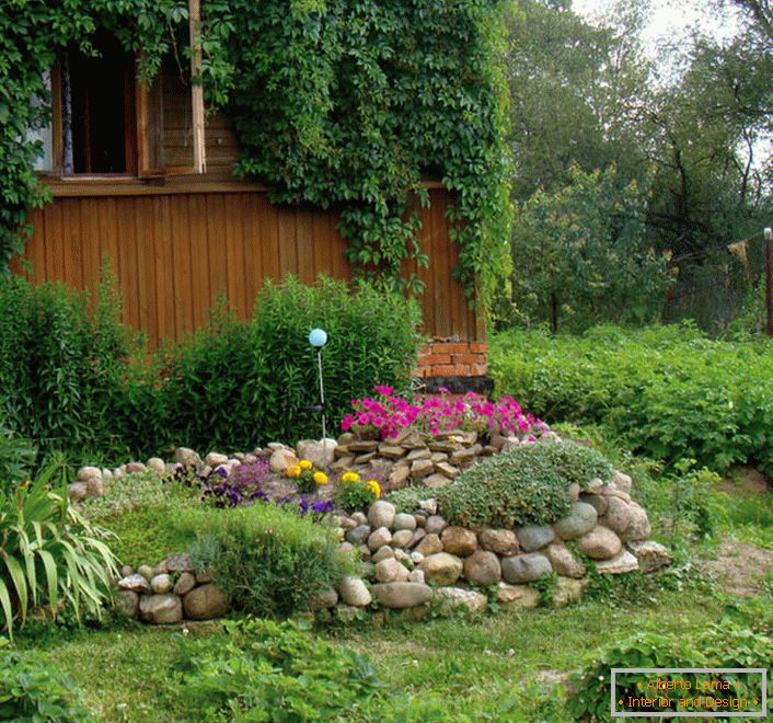 Cvetlična postelja trajnic в саду 