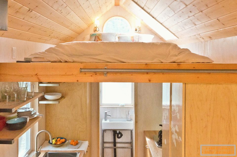 Kuhinja in spalnica v majhni koči