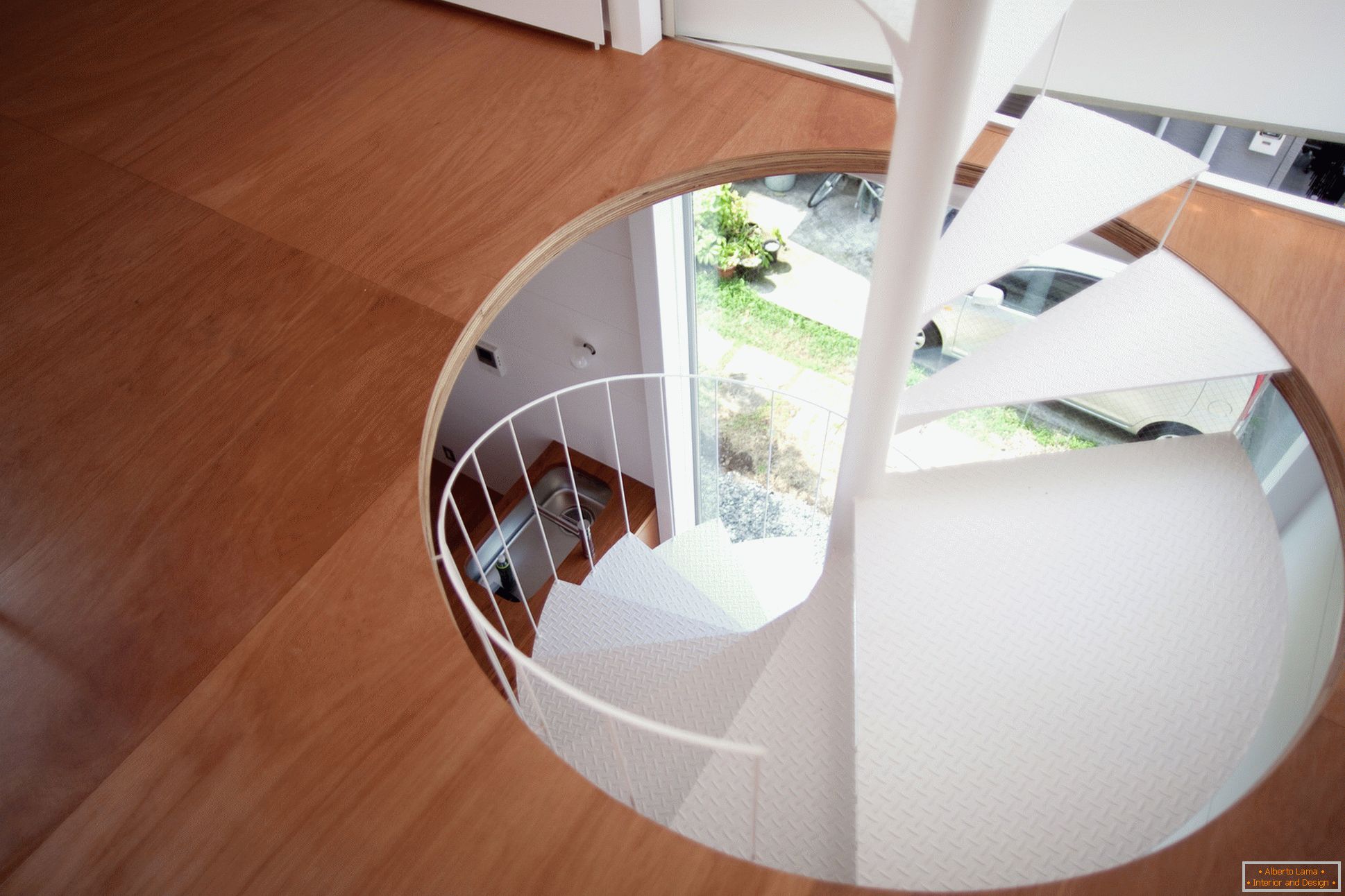 Spiralno stopnišče v kompaktni hiši