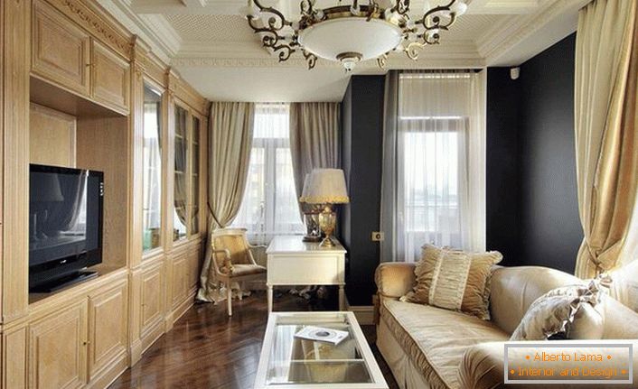 Soba za goste v slogu Empire. Oblikovalec je lahko naredil ekskluzivno, razkošno dnevno sobo iz preproste sobe majhnih dimenzij.