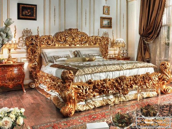 Razkošna postelja je narejena v najboljših tradicijah sloga Empire. V ozadju drugih notranjih podrobnosti se izstopajo ogromne hrbtne strani izrezanega lesa iz plemenite zlate barve.