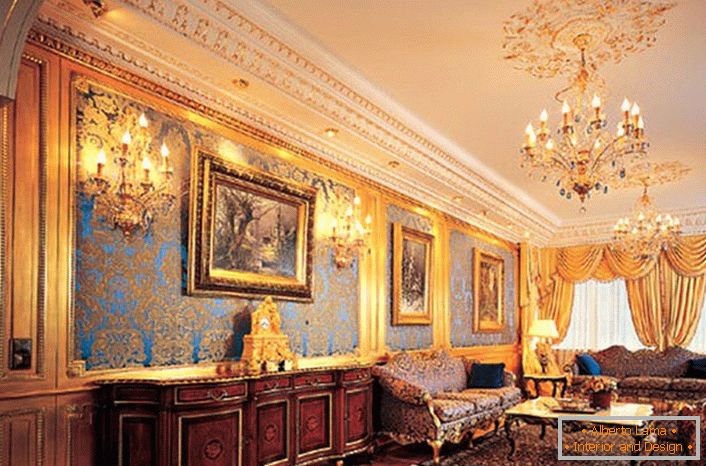 Dnevna soba v hiši velike francoske družine. Imperativen slog v sobi za goste kaže status lastnikov hiše. Royal, dragi apartmaji so zanimivi s pravo kombinacijo podrobnosti. Izdelki na stenah, žarnicah, lestenki in zlatih lambrequinih skladno gledajo na celotno sliko prostora. 