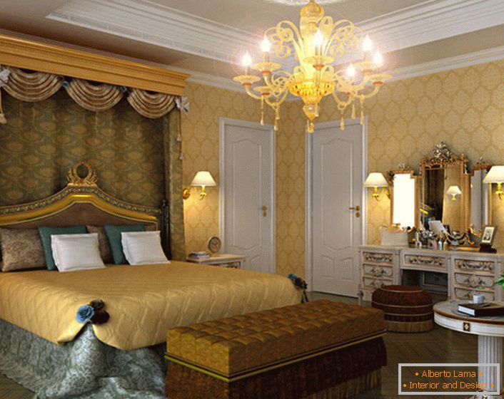 Prostorna spalnica v slogu Empire z ustrezno izbrano razsvetljavo. Nad posteljo visi krošnjar iz dragih, težkih tkanin.