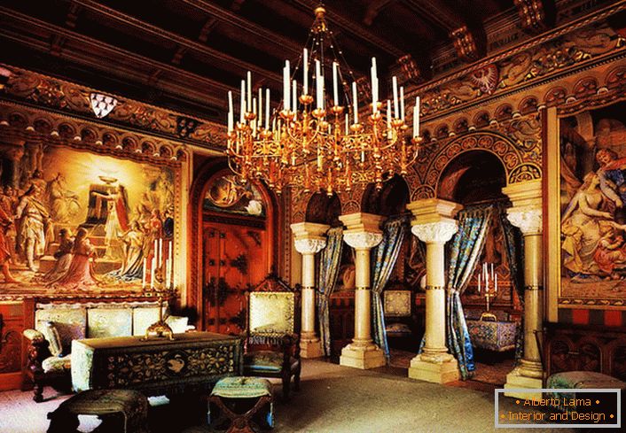 Veliki lestenec s svečami se giblje od gostov v dvorani do zadnjega stoletja. Kraljeve palače s kolonami in umetniškimi slikami dajejo prostor še bolj pomoc.