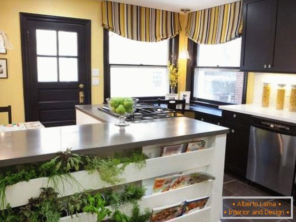 Modna zasnova zaves za kuhinjo v rumeni in rjavi barvi