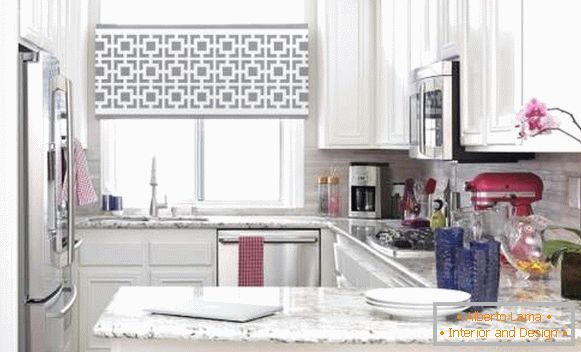 Elegantne kratke zavese za majhno kuhinjo